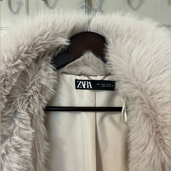 NEW Zara Women's Gray and Cream Faux Fur Coat Jacket Size Small - Picture 2 of 3